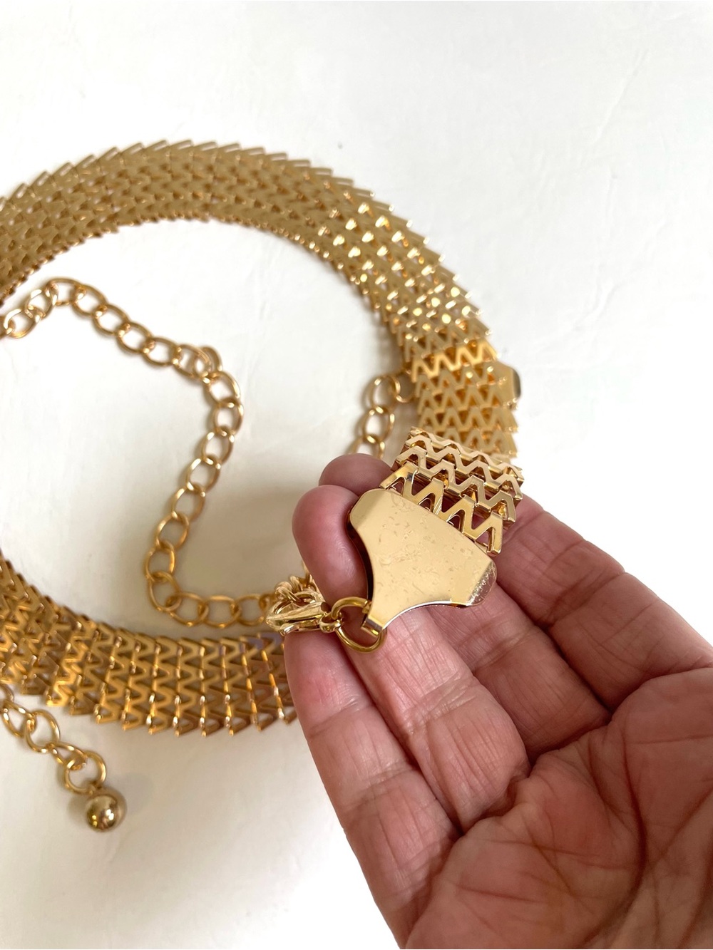 LIGHT WEIGHT GOLD TONE METAL SEGMENTED FLEXIBLE ADJUSTABLE BELT - Picture 3 of 7
